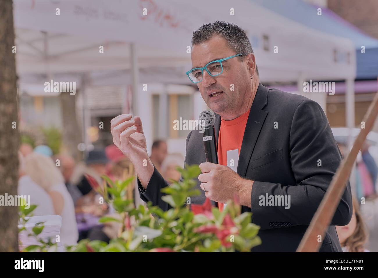 01.08.2025, 1.-August-Feier mit Festredner Thomas Knutti in Zweisimmen der Weissenburger Nationalrat Thomas Knutti SVP kritisiert bei seiner Festrede zum 1. August in Zweisimmen vor allem das geplante Vertragswerk Paket zur Stabilisierung und Weiterentwicklung der Beziehungen zwischen der Schweiz und der Europäischen Union EU , von ihm und seiner Partei auch kurz als Unterwerfungsvertrag bezeichnet. Zweisimmen Bahnhofstrasse Bern Schweiz *** 01 08 2025, 1. August-Feier mit Keynote Speaker Thomas Knutti in Zweisimmen in seiner Rede am 1. August in Zweisimmen, Weissenburger Nationalrat Stockfoto