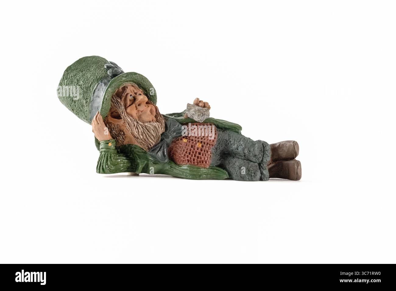 Alte Porzellanfiguren des irischen Bauern-Kobrechaun in einer Bauchlage, auf weißem Hintergrund gesäubert Stockfoto