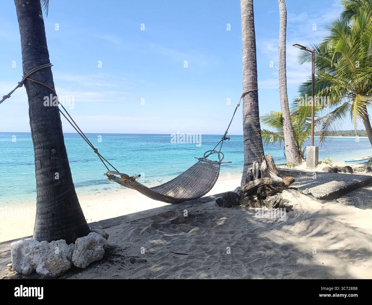 Hängematte am wunderschönen Ufer von Pagudpud, Ilocos Norte - Smartphone-aufgenommenes Stockfoto