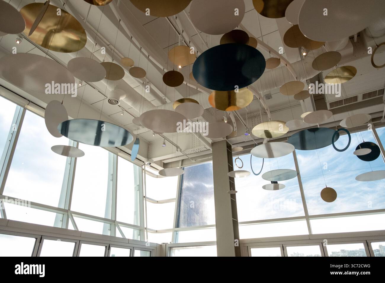 Seoul, Südkorea - 14. Juli 2022: Inneneinrichtung des Gebäudes des Seoul Wave Art Center, schwimmendes Starbucks auf dem Hangang River oder Han River mit Sonnenuntergang Stockfoto