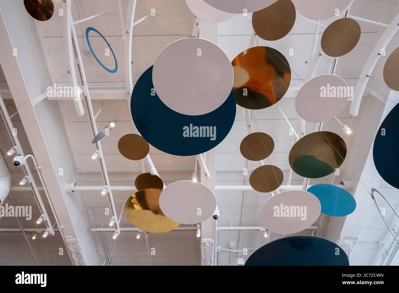 Seoul, Südkorea - 14. Juli 2022: Inneneinrichtung des Gebäudes des Seoul Wave Art Center, schwimmendes Starbucks auf dem Hangang River oder Han River mit Sonnenuntergang Stockfoto