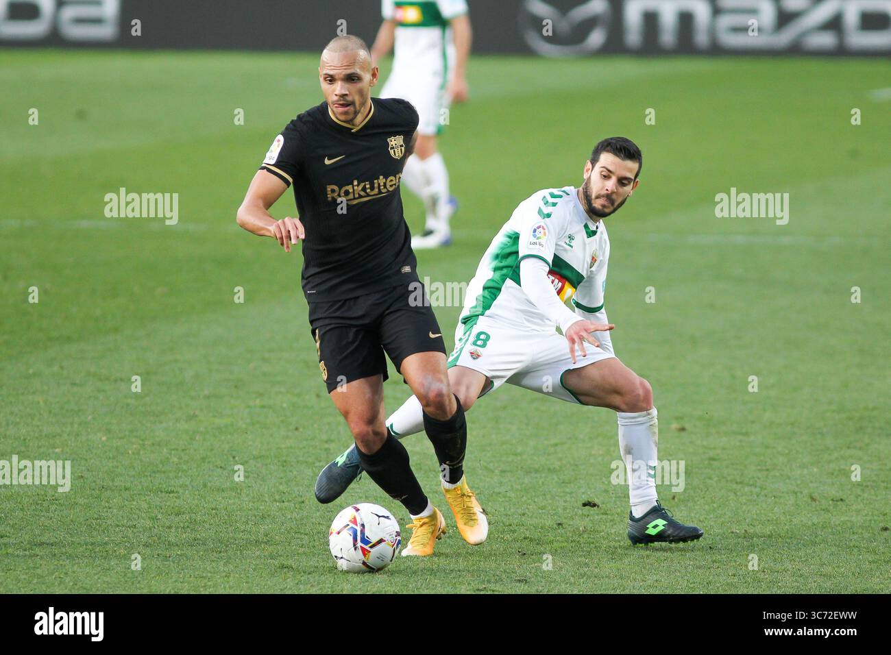 Am 24. Januar 2021 in Elche, ALICANTE, SPANIEN: Victor Rodriguez von Elche CF und Martin Braithwaite vom FC Barcelona in Aktion während des Fußballspiels La Liga zwischen Elche CF und FC Barcelona im Martinez Valero Stadion am 24. Januar 2021 in Elche, Alicante, Spanien. (Kreditbild: © Irina R. Hipolito/AFP7 Via ZUMA Wire) Stockfoto