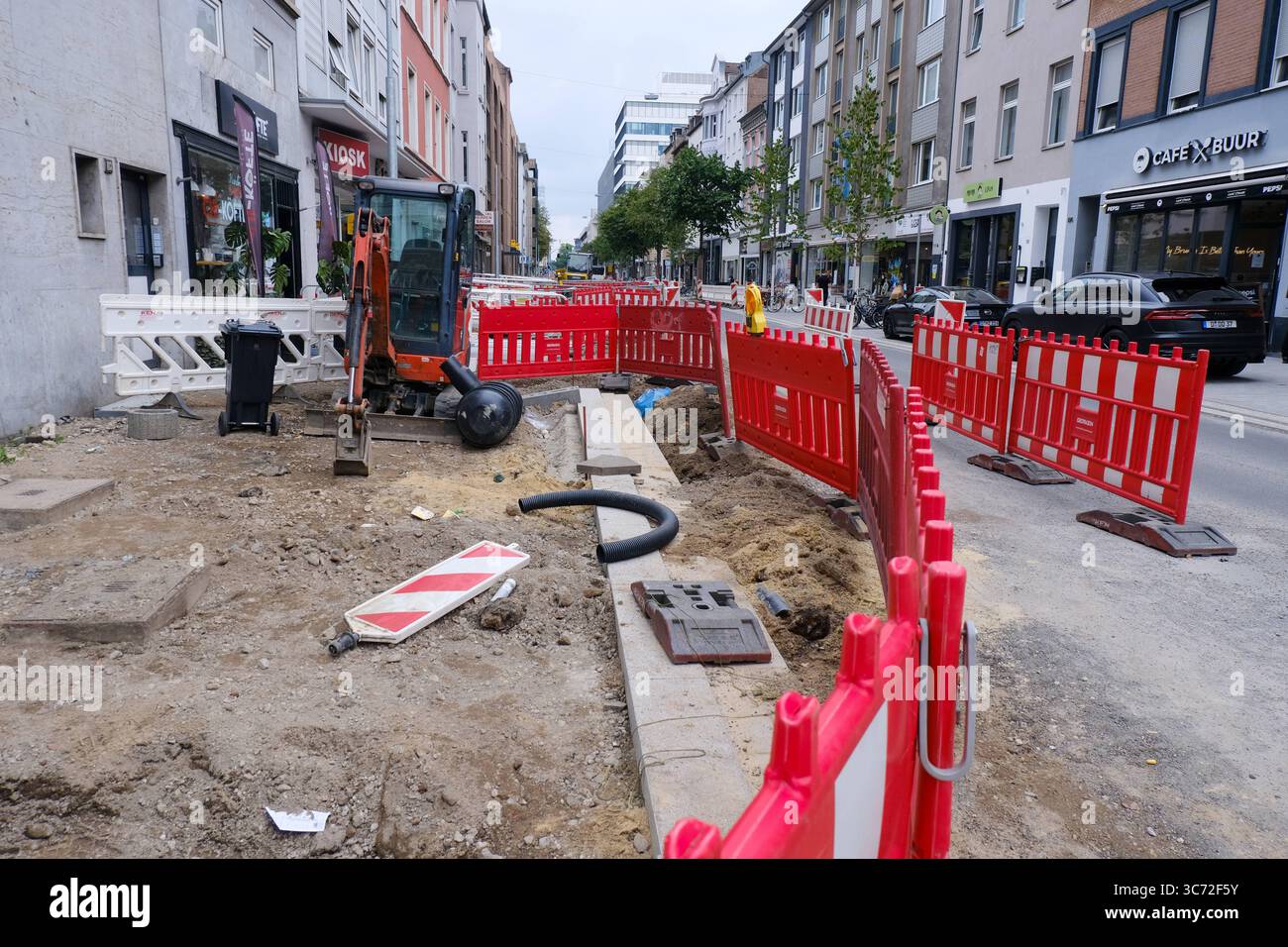 Düsseldorf 01.08.2025 Baustelle Friedrichstraße Friedrichstraße Kanalbauarbeiten Tiefbauarbeiten Versorgungsrohre Fernwärme Fernwärmeleitungen Gasleitungen Wasserrohre Mischwasserkanal Düsseldorf Nordrhein-Westfalen Deutschland *** Düsseldorf 01 08 2025 Baustelle Friedrichstraße Friedrichstraße Kanalbau Tiefbauarbeiten Versorgungsrohre Fernwärme Fernwärmeleitungen Gasleitungen Wasserrohre Wasserrohre Wasserrohre Wasserrohre kombinierte Kanalisation Düsseldorf Nordrhein-Westfalen Deutschland Stockfoto