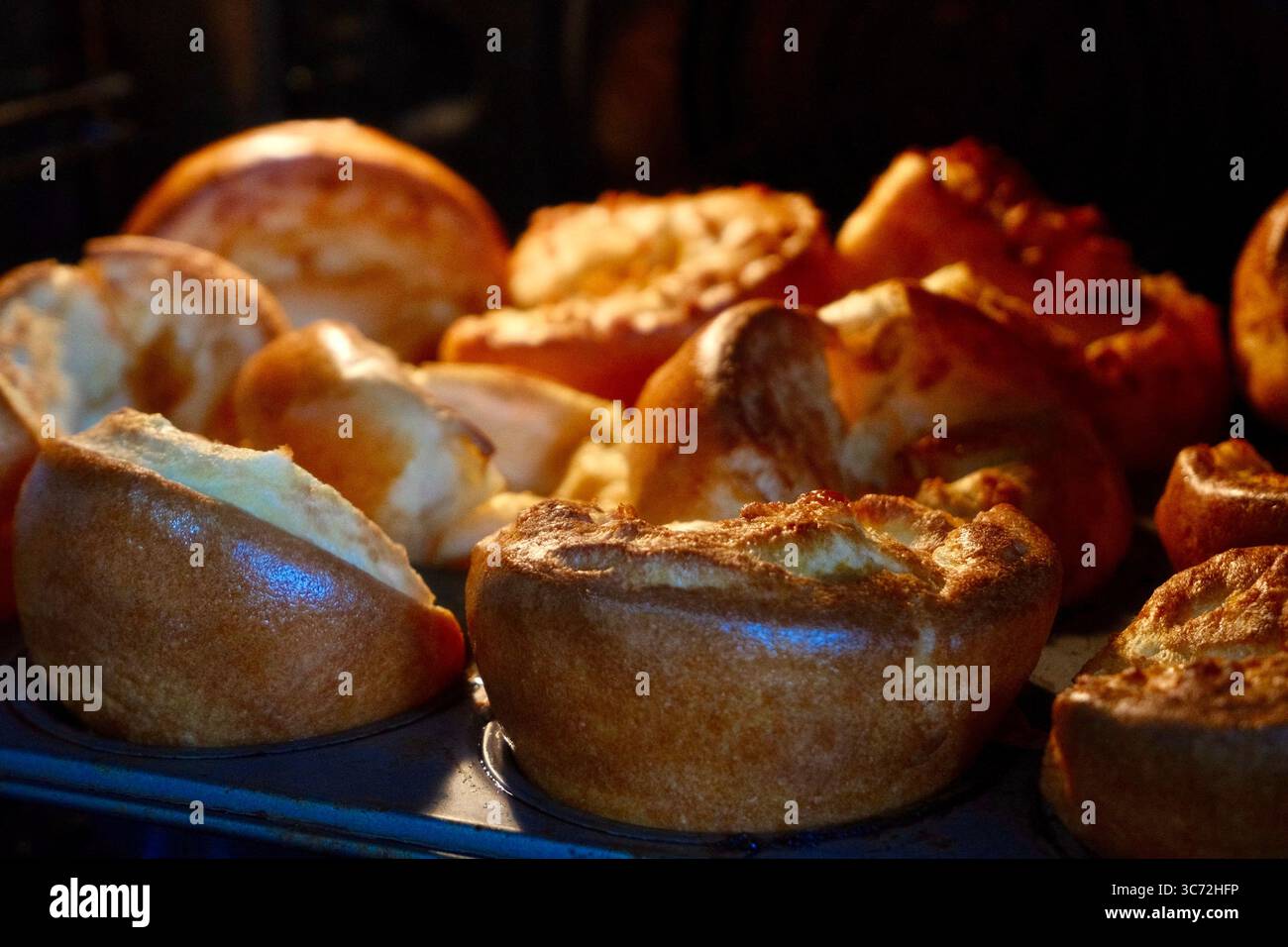 Frisch zubereitete, hausgemachte yorkshire Puddings unter warmer Beleuchtung Stockfoto Frisch zubereitete, hausgemachte yorkshire Puddings unter warmer Beleuchtung Stockfoto
