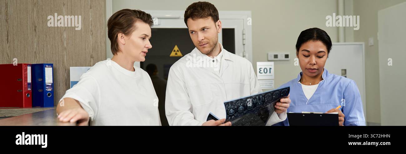 Medizinisches Fachpersonal unterstützt Patienten nach MRT-Verfahren in einem modernen Krankenhaus, Banner Stockfoto