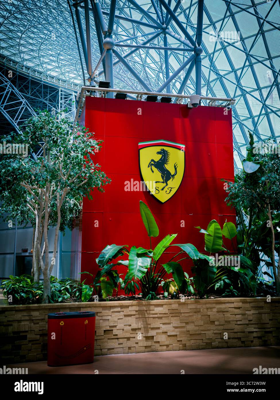 Ferrari World Freizeitpark, Innenraum des Indoor-Vergnügungsparks Ferrari World. Es ist der erste Freizeitpark der Marke Ferrari und ist der 14. August 2025 VAE Stockfoto