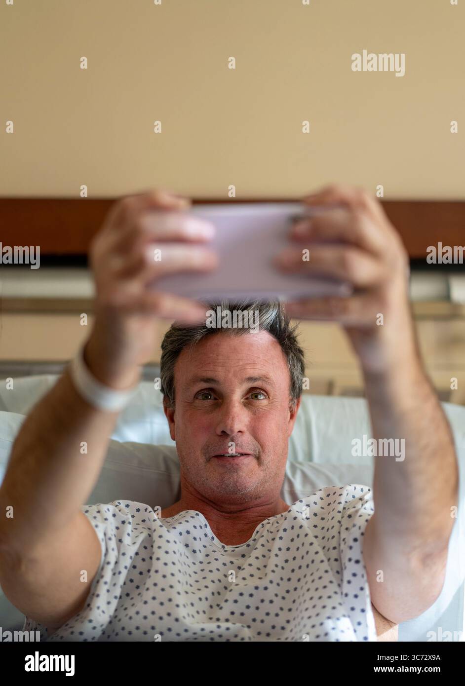 Erholungsmoment, in dem der Patient ein Foto auf seinem Handy macht. Stockfoto