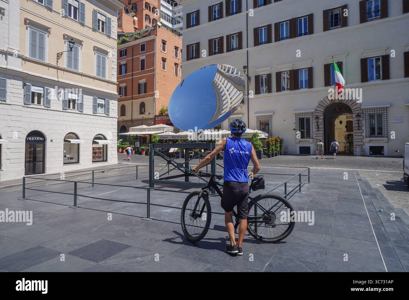 Rom, Italien. 1. August 2025 Sky Mirror 2015 , eine öffentliche Skulptur aus Edelstahl von Anish Kapoor wird auf der Piazza Mignanelli im Zentrum Roms .Amer Ghazzal/Alamy Live News installiert Stockfoto