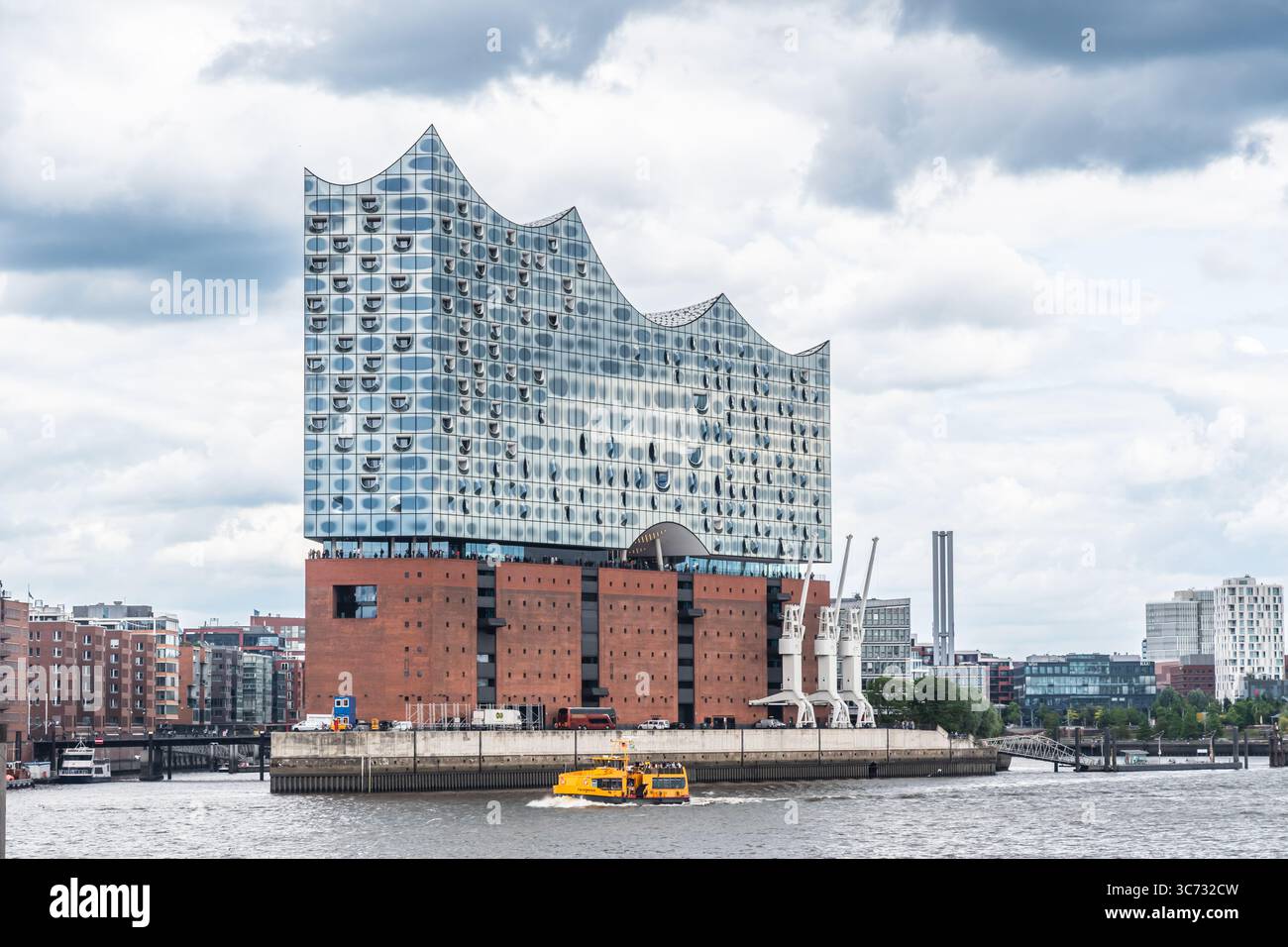 Hamburg, 16.06.2025: Konzertsaal Elbphilharmonie in Hamburg, Blick von der Elbe Stockfoto