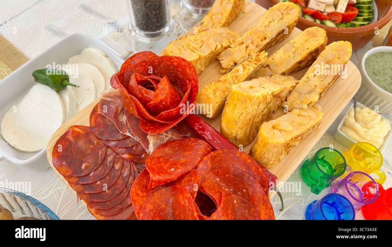 Aufschnitt und spanisches Kartoffelomelett Stockfoto