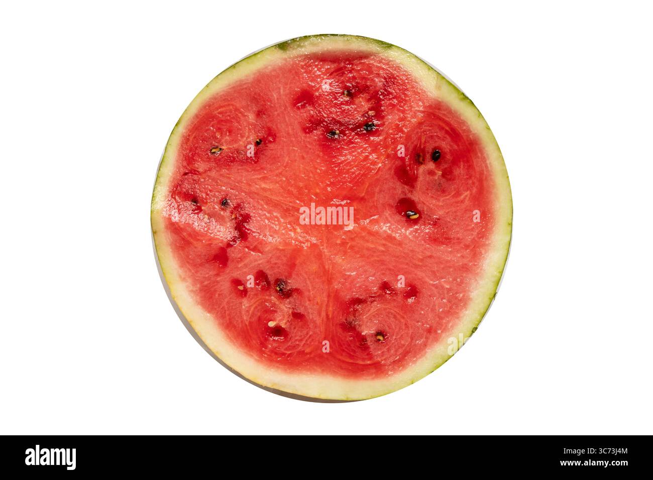 Saftiges Wassermelonenfleisch mit Samen in Nahaufnahme in einem Schnitt auf weißem Hintergrund, Textur von frischen Wassermelonen, reife Früchte, Sommerdessert Stockfoto