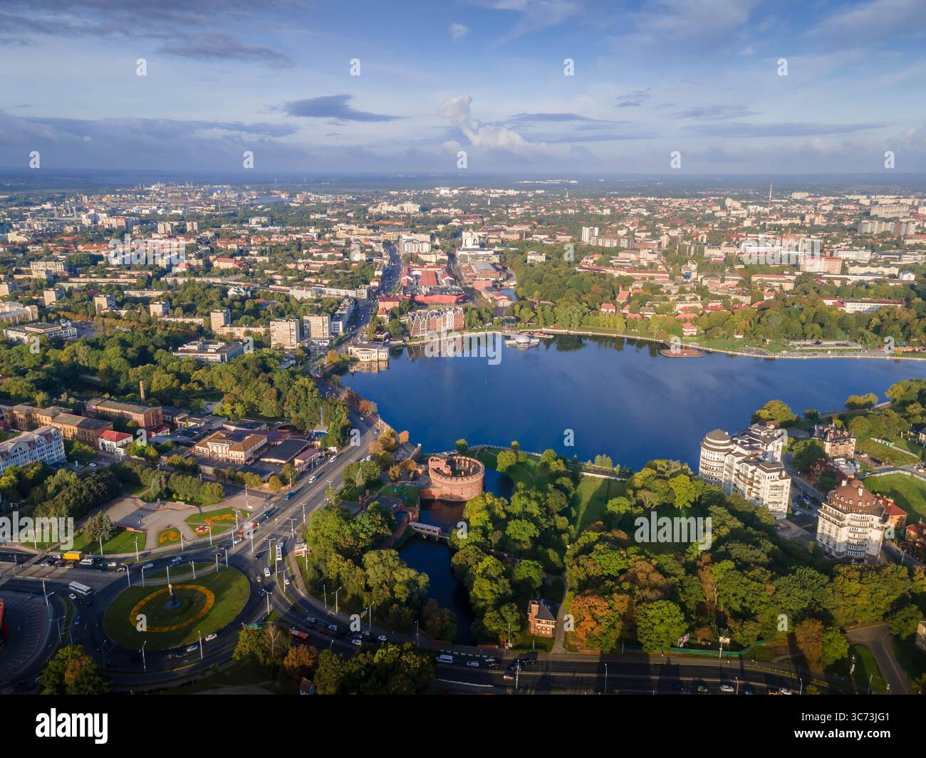 Luftpanorama von Kaliningrad, Westrussland, mit dem Oberen Teich, üppigen Parks, historischer und moderner baltischer Architektur. Stockfoto