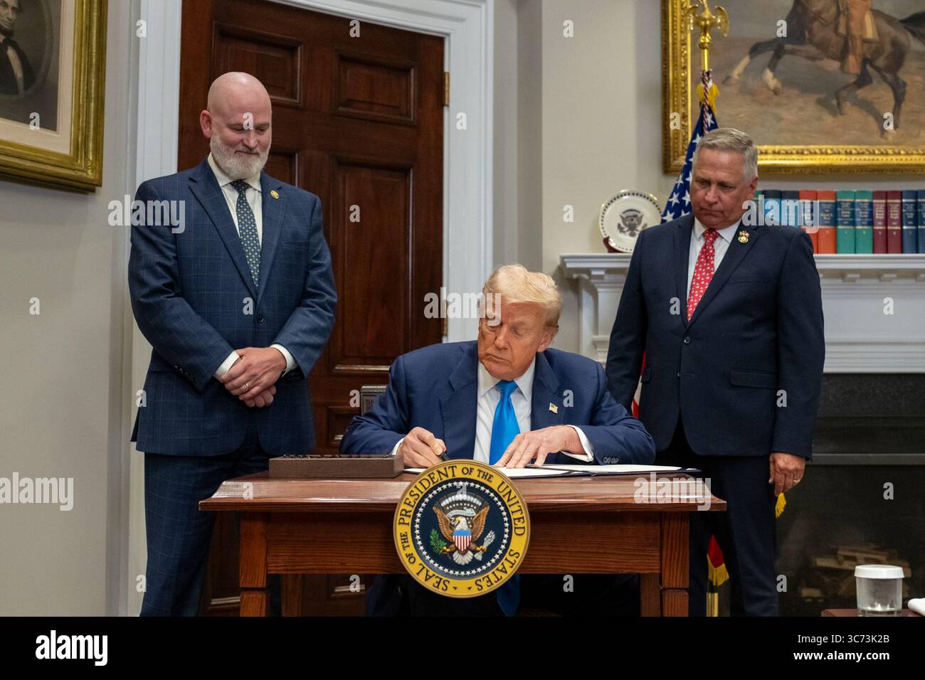 Präsident Donald J. Trump unterzeichnet den VA Home Loan Program Reform Act während einer Zeremonie im Roosevelt Room des Weißen Hauses am 30. Juli 2025. Die parteiübergreifende Gesetzgebung modernisiert das VA-Darlehenssystem und bietet Schutz, um Veteranen zu helfen, Zwangsvollstreckungen zu vermeiden. Bild mit freundlicher Genehmigung des Weißen Hauses. Stockfoto