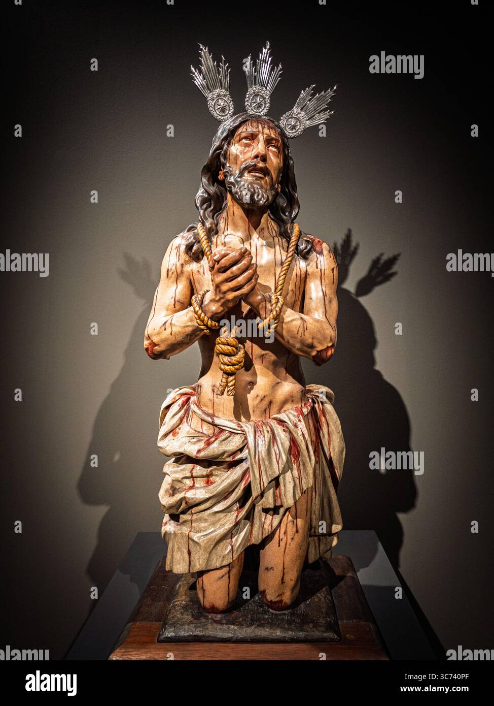 Santo Cristo de la Caridad in Sevilla zeigt komplexe anatomische Realismus und tiefe Emotionen in seiner geschnitzten Holzskulptur. Stockfoto