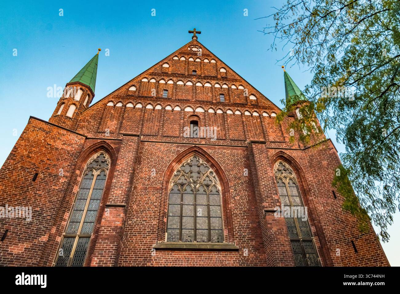 Schöne Nahaufnahme des Giebels mit seinem Ziermauerwerk der berühmten Provostkirche St. Johannes in Bremen. An der Spitze des Giebels ist ein... Stockfoto
