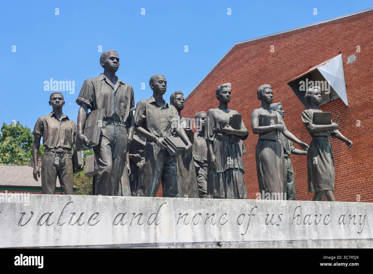 Das Clinton 12 Monument in Clinton, Tennessee, ehrt die zwölf Black Students, die die Clinton High School 1956 integriert haben. Stockfoto