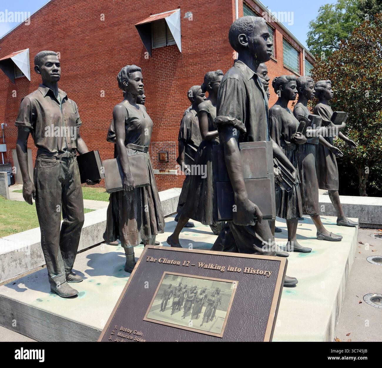Das Clinton 12 Monument in Clinton, Tennessee, ehrt die zwölf Black Students, die die Clinton High School 1956 integriert haben. Stockfoto