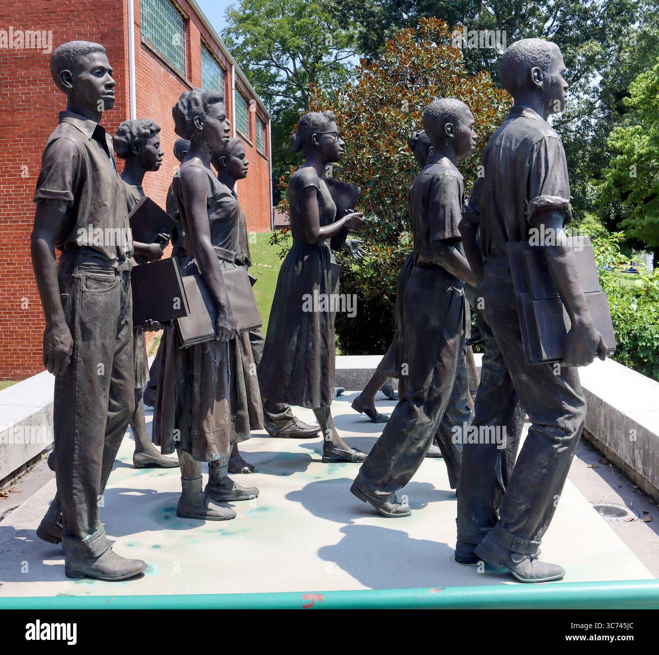 Das Clinton 12 Monument in Clinton, Tennessee, ehrt die zwölf Black Students, die die Clinton High School 1956 integriert haben. Stockfoto