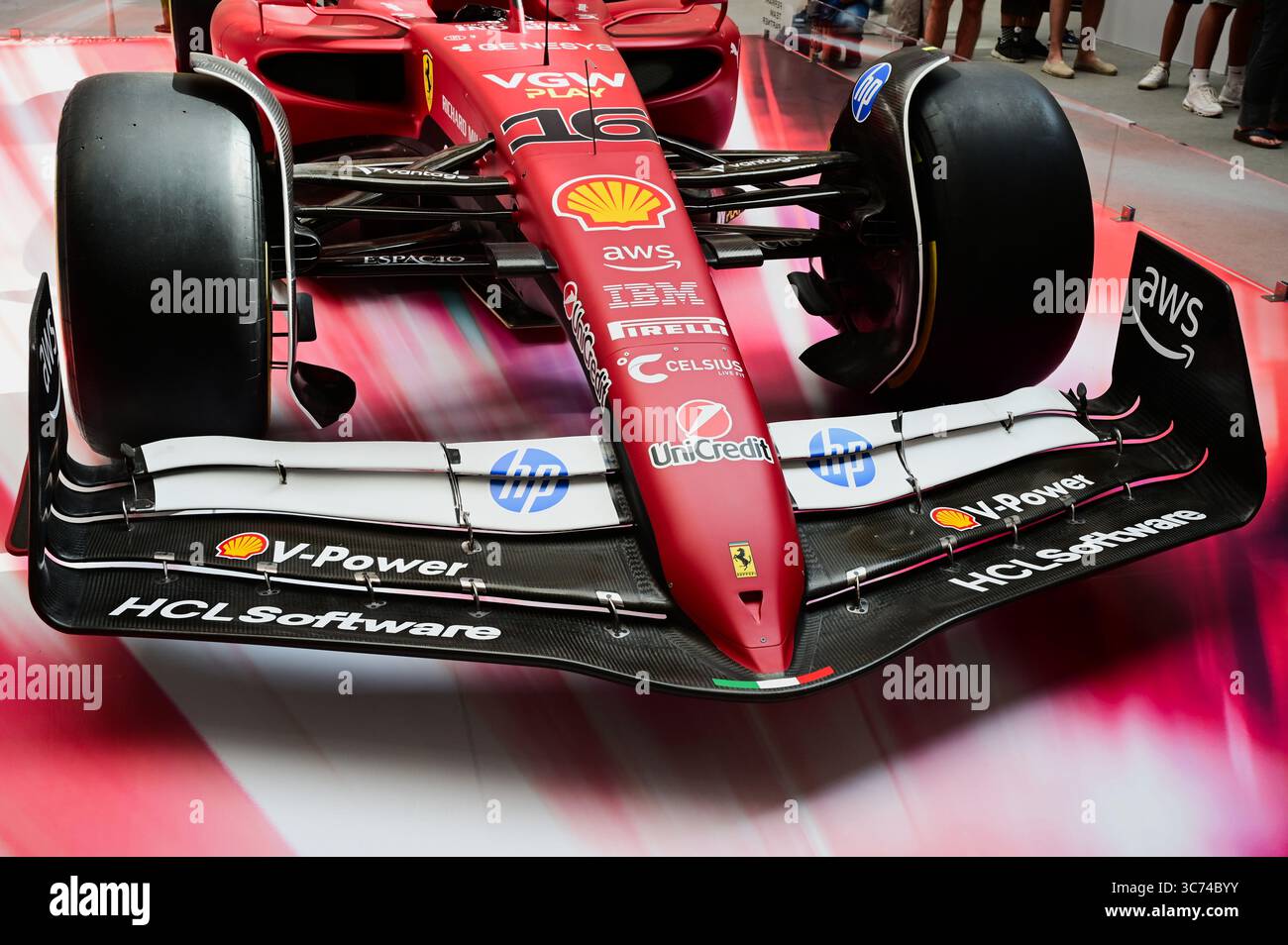 Ferrari Formel-1-Auto in Nahaufnahme angesichts des Großen Preises von Ungarn. Draufsicht mit dem vorderen Kotflügel. Autorennen. Sport- und Sporttourismuskonzept Stockfoto