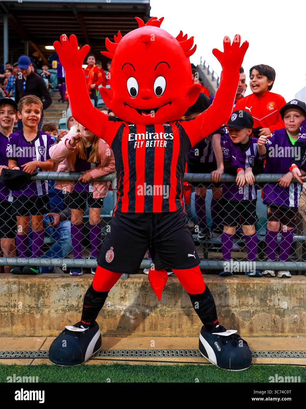 Perth, Australien. 31. Juli 2025. Perth, Australien, 31. Juli 2025: AC Mailand Maskottchen während des Spiels der Asia-Pacific Pre-Season Tour 2025 zwischen AC Mailand und Perth Glory im HBF Park in Perth, Australien. (Ramiro Larguía/SPP) Credit: SPP Sport Press Photo. /Alamy Live News Stockfoto
