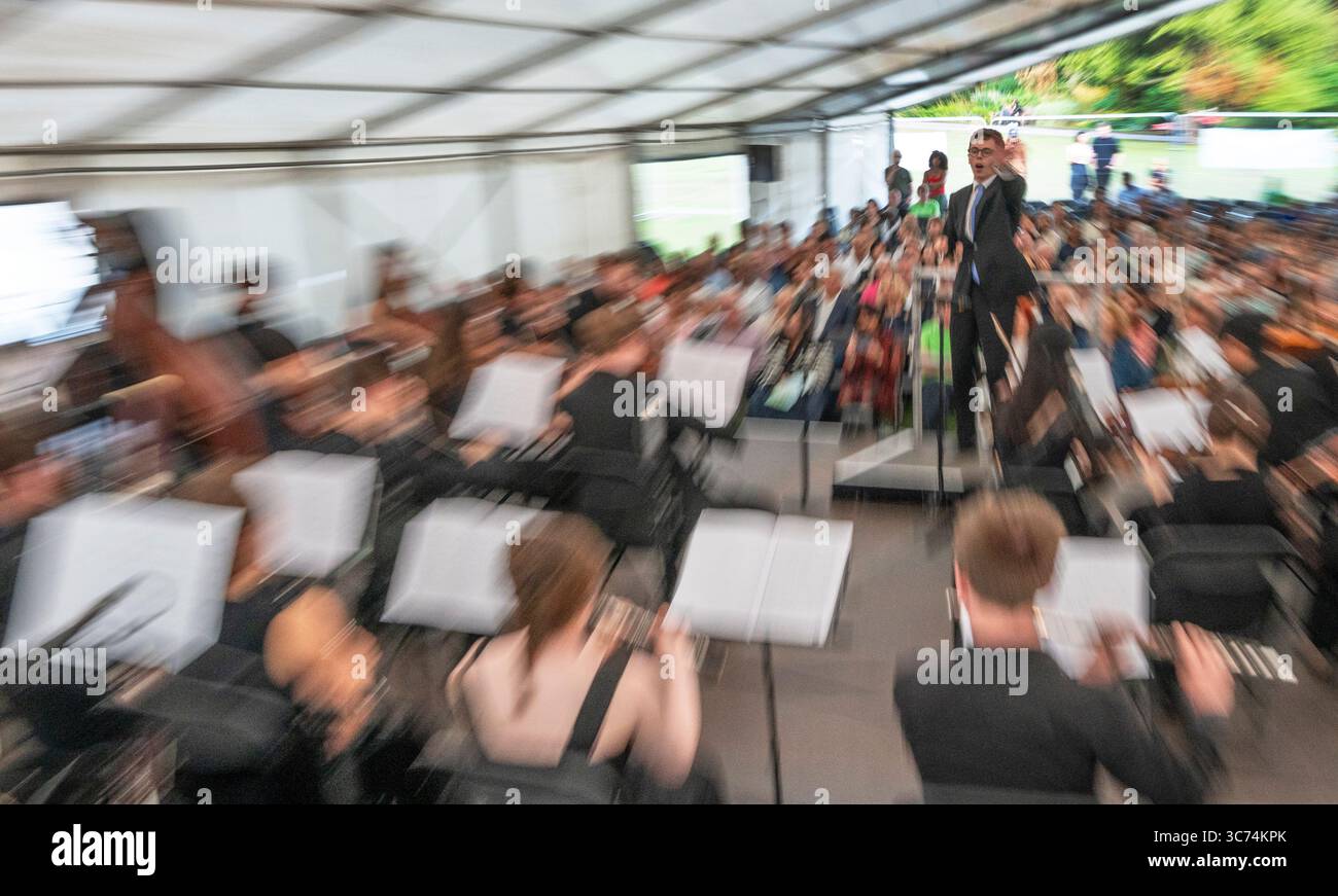 Musikalischer Leiter John Warner ist der Schwerpunkt, als er das Regent's Park Music Festival Orchestra dirigiert und am 31. Juli 2025 während der Lakeside-Konzertreihe im Regent's Park Music Festival im Regent's Park, London, Großbritannien, eine ergreifende Feier des Werkes Johann Strauss des Jüngeren vorführt. Das Festival endet am 2. August mit Sir Karl Jenkins' 'der bewaffnete Mann - Eine Messe für den Frieden', das von einem Brass Band Orchester oder zum ersten Mal gespielt wurde. (Rob Taggart/Alamy Live News) Stockfoto