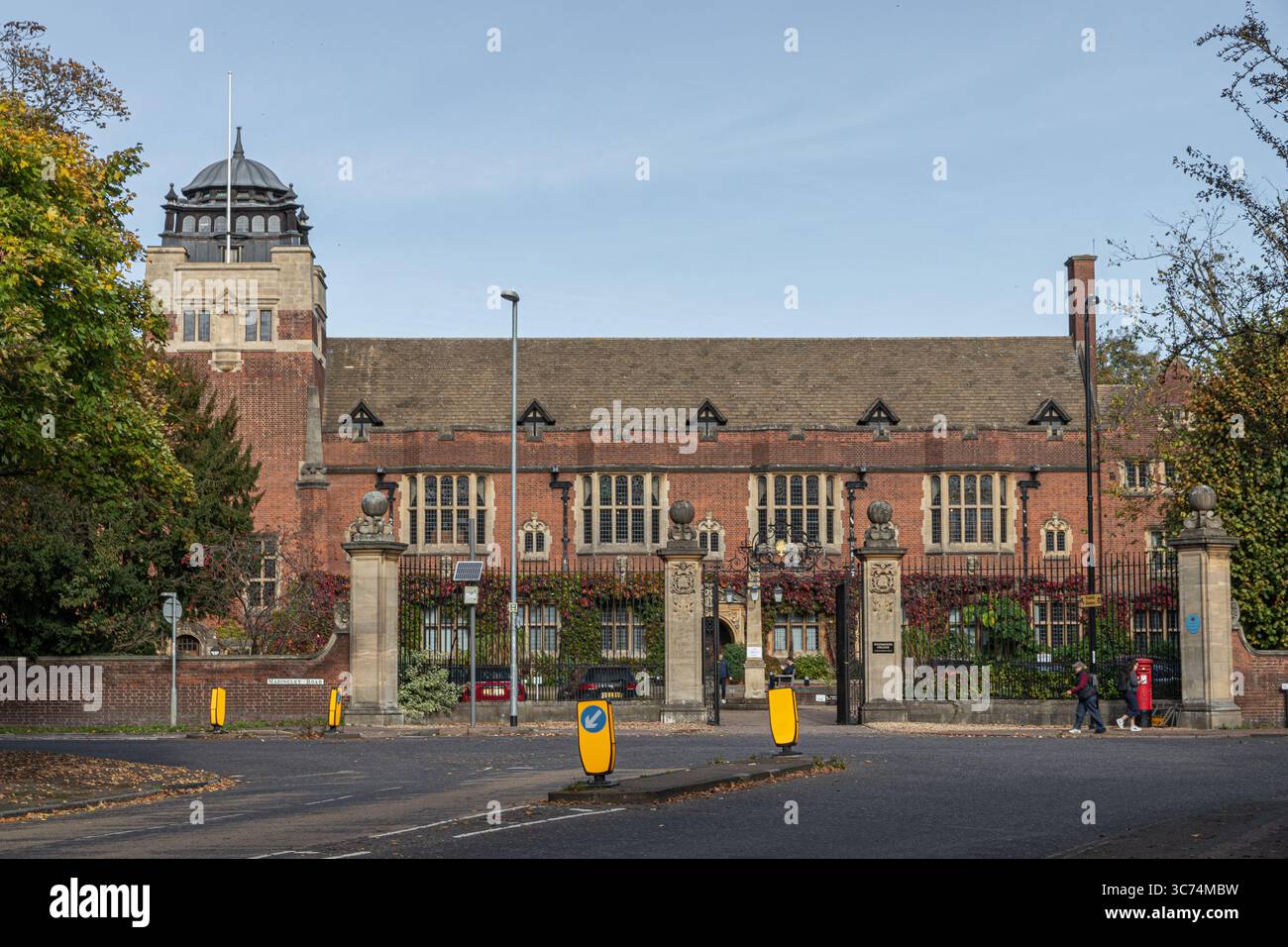 Cambridge, England. Das Westminster College, ein denkmalgeschütztes Gebäude im Tudor Revival des Architekten Henry T. Hare, erbaut 1897–99, mit Giebeln Stockfoto
