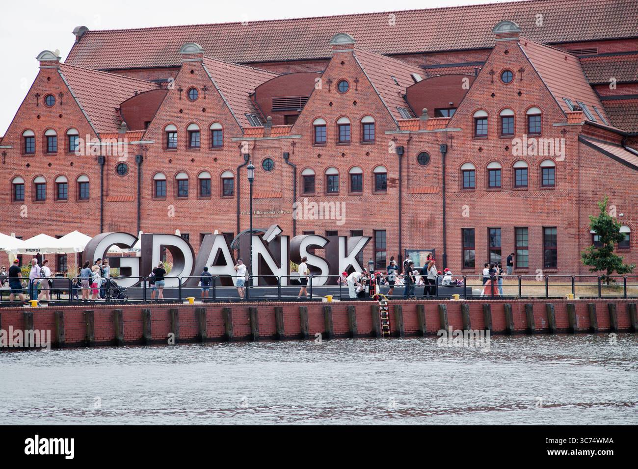 Danzig, Polen - 04-07-2025 - Lichtinstallation Danzig in der Nähe der Polnischen Baltischen Philharmonie im touristischen Zentrum der Stadt Stockfoto