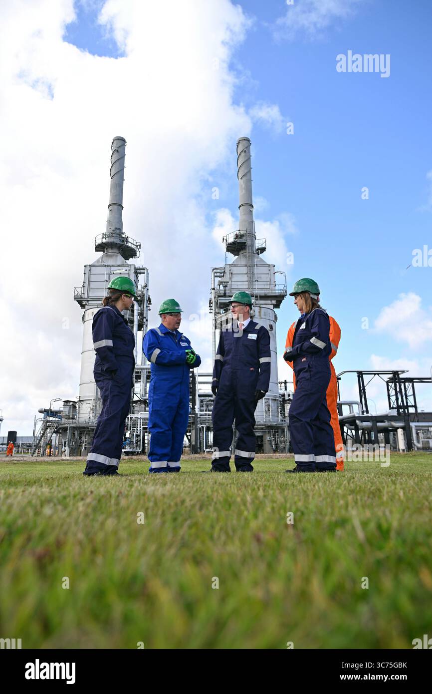 Finanzkanzlerin Rachel Reeves (rechts) während eines Besuchs der St Fergus Gasanlage in St Fergus, Aberdeenshire, um die Auswirkungen der Verteidigungsausgaben auf Beschäftigung und Wachstum in Schottland zu sehen. Bilddatum: Freitag, 1. August 2025. Stockfoto