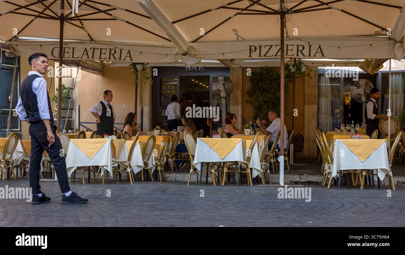Italienische Kellner außerhalb des Restaurants in Rom, Italien Stockfoto