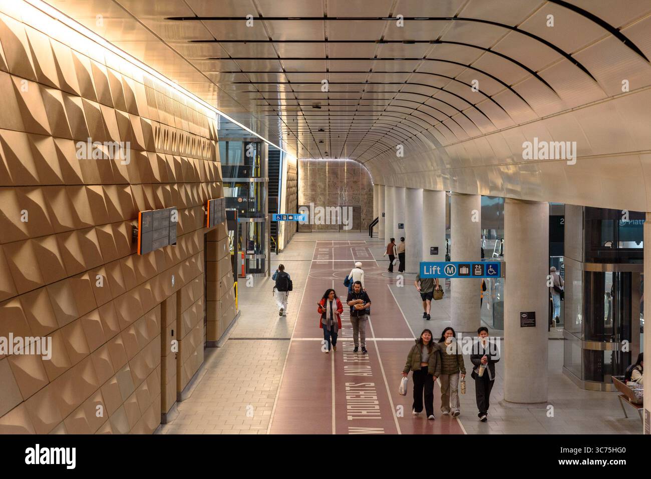 Leute, die entlang der Nord-Süd-Halle über der U-Bahn am Sydney Central Station laufen Stockfoto