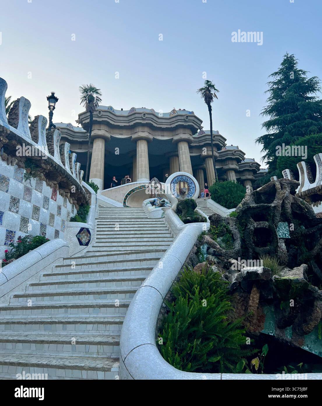 Die berühmte Treppe mit der Mosaikechse und dem Pavillon von Gaudí am Eingang des Parks Güell, Barcelona, Katalonien, Spanien. - Smartphone-aufgenommenes Stockfoto