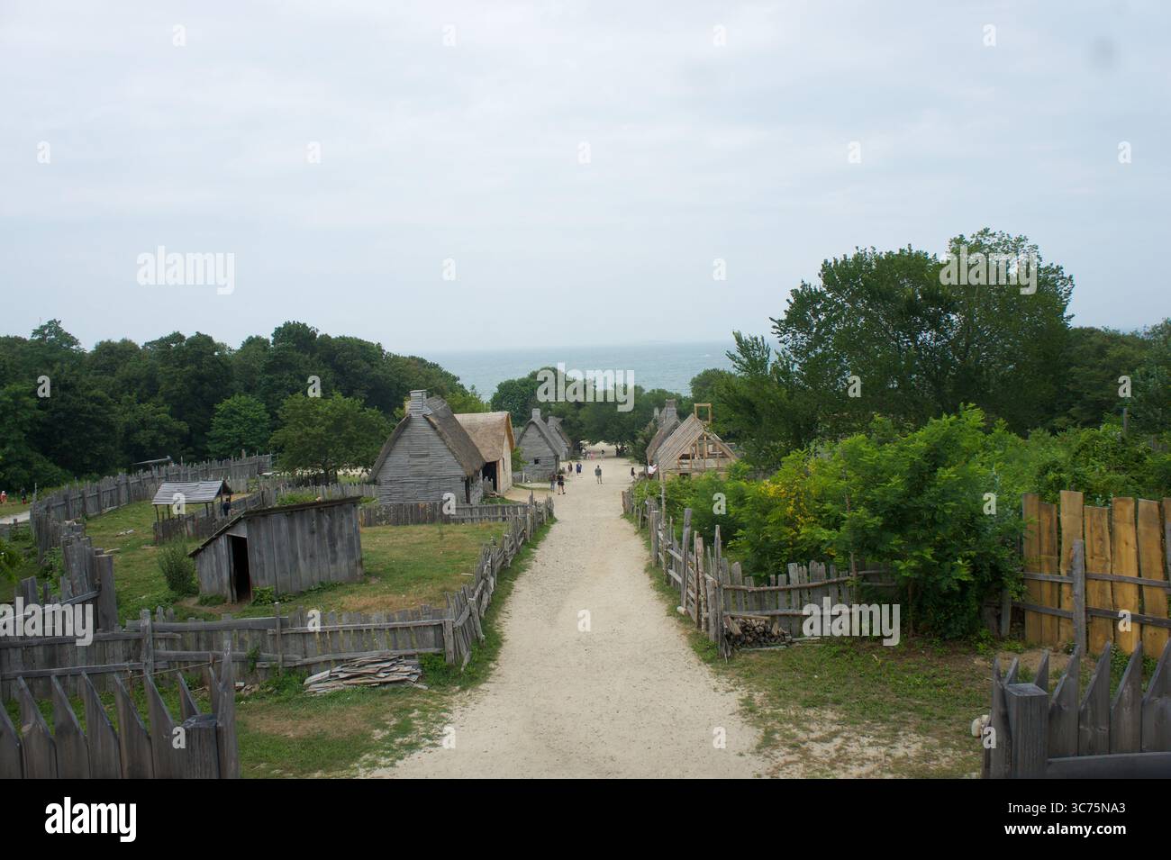 Foto des englischen Dorfes - Nachbildung der Plimoth Plantation in den Plimoth Patuxet Museen in. Stockfoto