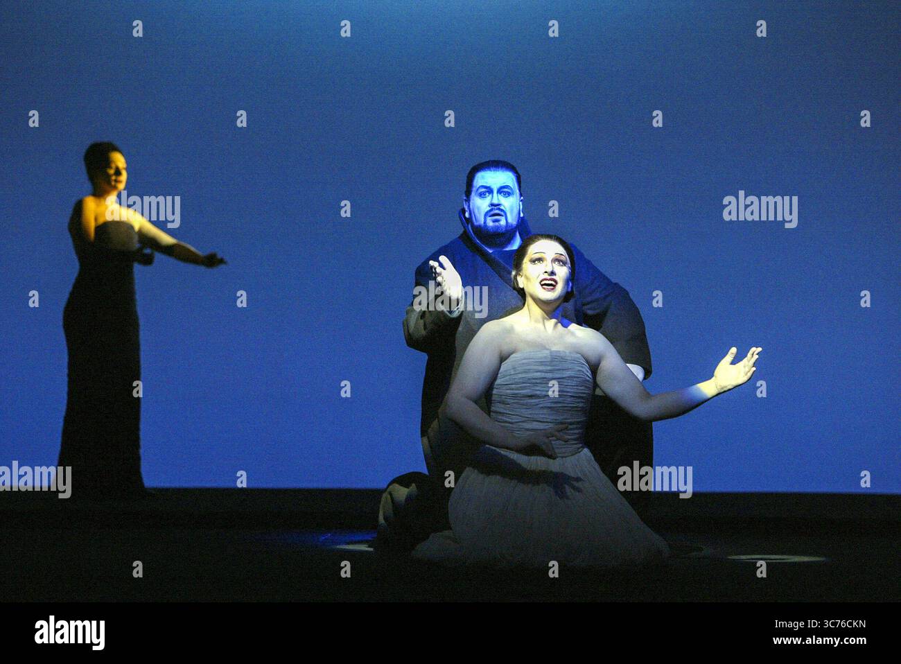 Letzte Szene - l-r: Ildiko Komlosi (Amneris), Johan Botha (Radames), Norma Fantini (Aida) in AIDA von Giuseppe Verdi an der Royal Opera, Covent Garden, London WC2 08/11/2003 Libretto: Antonio Ghislanzoni Dirigent: Antonio Pappano Regie, Design & Beleuchtung von Robert Wilson Stockfoto
