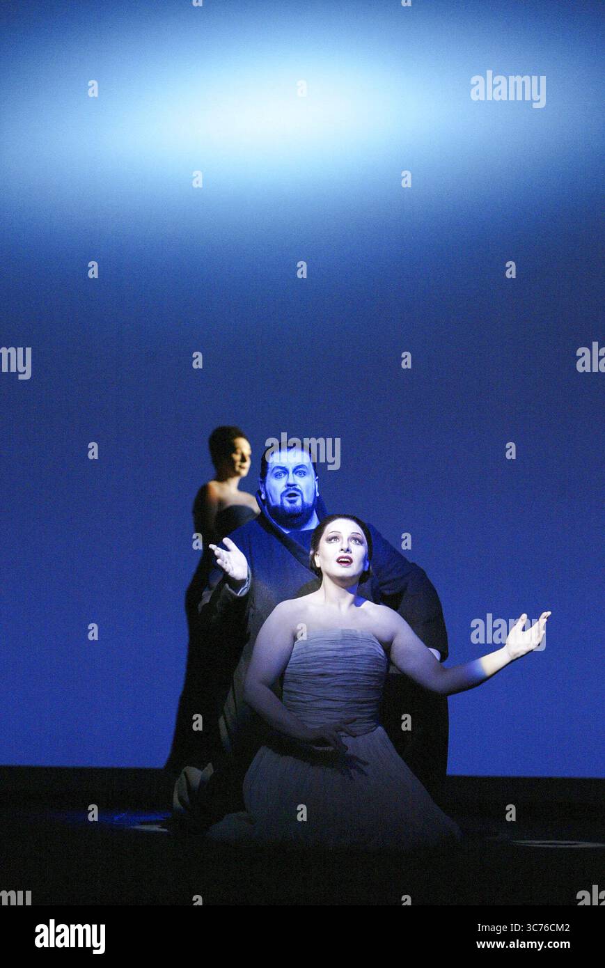 Letzte Szene - l-r: Ildiko Komlosi (Amneris), Johan Botha (Radames), Norma Fantini (Aida) in AIDA von Giuseppe Verdi an der Royal Opera, Covent Garden, London WC2 08/11/2003 Libretto: Antonio Ghislanzoni Dirigent: Antonio Pappano Regie, Design & Beleuchtung von Robert Wilson Stockfoto