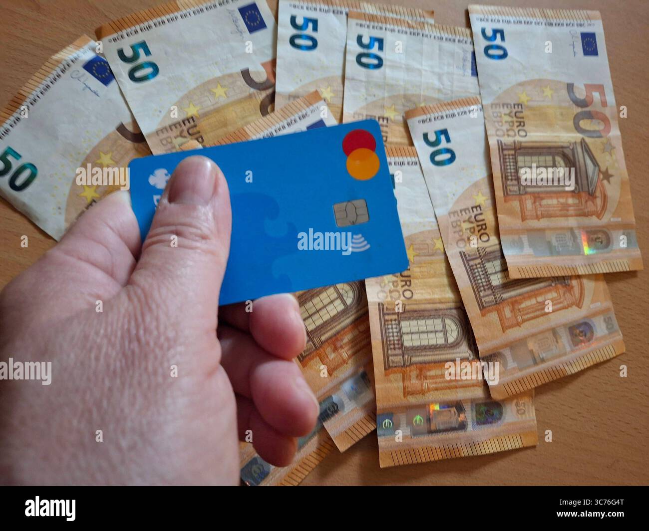 Stockbilder 07/2025 EC Karte mit Geld Hamburg Hamburg Deutschland *** Stockfotos 07 2025 EC Karte mit Geld Hamburg Deutschland Copyright: XLobeca/RalfxHomburgx Stockfoto