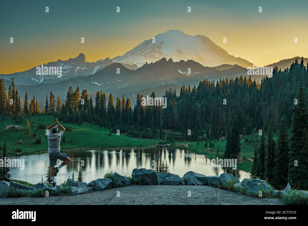 Mountain Yoga Serenity ist im Mount Rainier National Park zu finden. Der Park wurde 1899 gegründet und bewahrt die Natur- und Kulturgeschichte Stockfoto