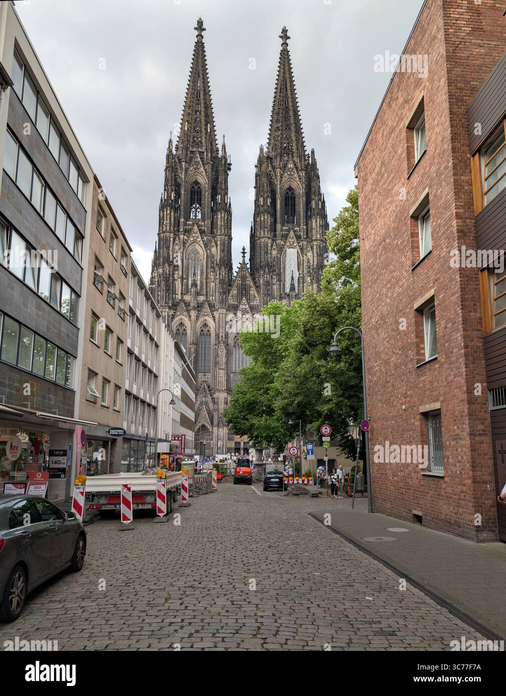 Straße, die zum Kölner Dom führt. Mit 515 Fuß (157 Meter) soll die Kathedrale die höchste Zweitürmkirche der Welt sein Stockfoto