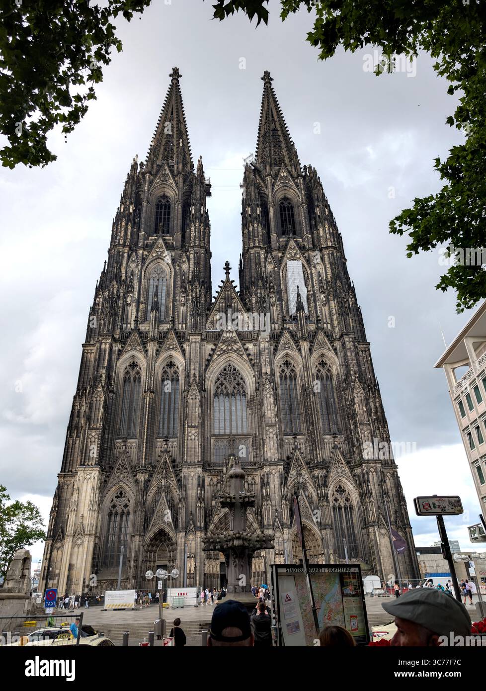 Das gotische Meisterwerk des Kölner Doms mit 515 Fuß (157 Meter) soll der Dom die höchste zweitürmige Kirche der Welt sein Stockfoto