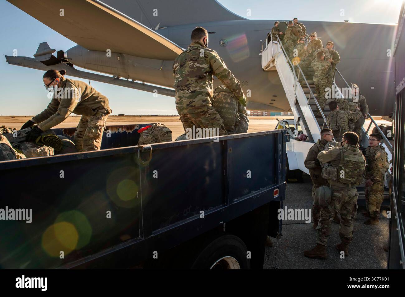 17. Januar 2021 – will Rogers Air National Guard B, Oklahoma, USA – Flieger des 137th Special Operations Wing und der 138th Fighter Wing Logistics Readiness Squadron helfen den Oklahoma Army National Guardsmen, ihr Gepäck auf einen KC-46A Pegasus vom 157th Air Taneling Wing auf der will Rogers Air National Guard Base in Oklahoma City zu laden, 17. Januar 2021. Die Oklahoma Army und die Air National Guard wurden eingesetzt, um die 59. Präsidenteneinweihung am 20. Januar 2021 zu unterstützen. (Kreditbild: © Andrew LaMoreauxU.S. Nationalgarde/ZUMA Wire/ZUMAPRESS.com) Stockfoto