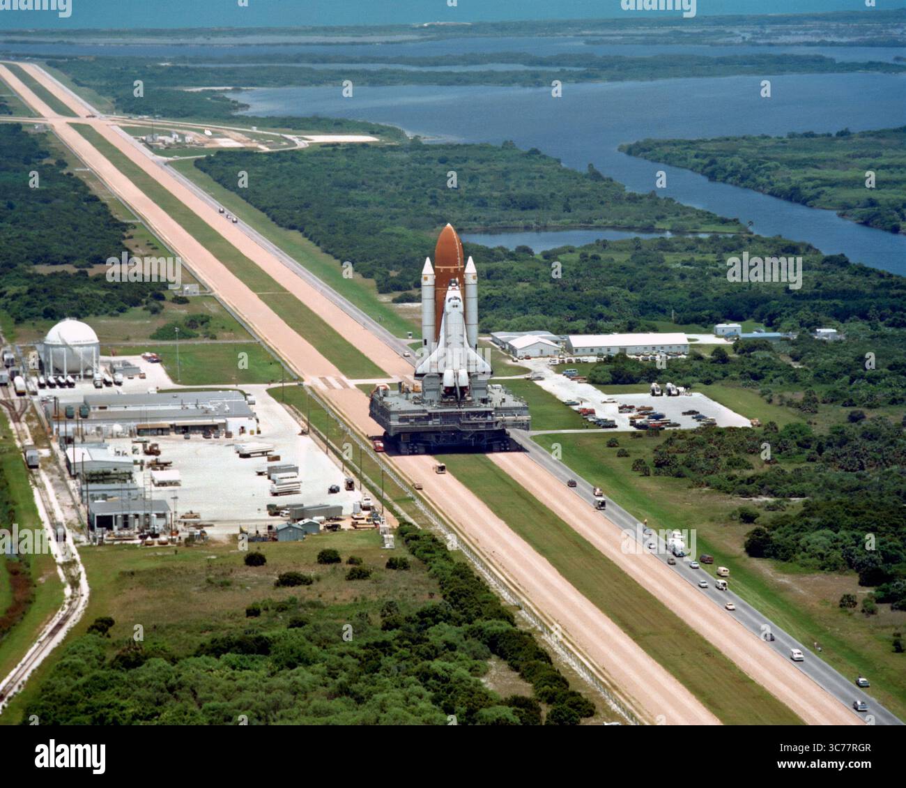Space Shuttle Challenger. Foto des Space Shuttle Challenger auf einem Raupentransporter zum Startplatz für den Start im Januar 1986. Foto mit freundlicher Genehmigung der NASA, Dezember 1985 Stockfoto