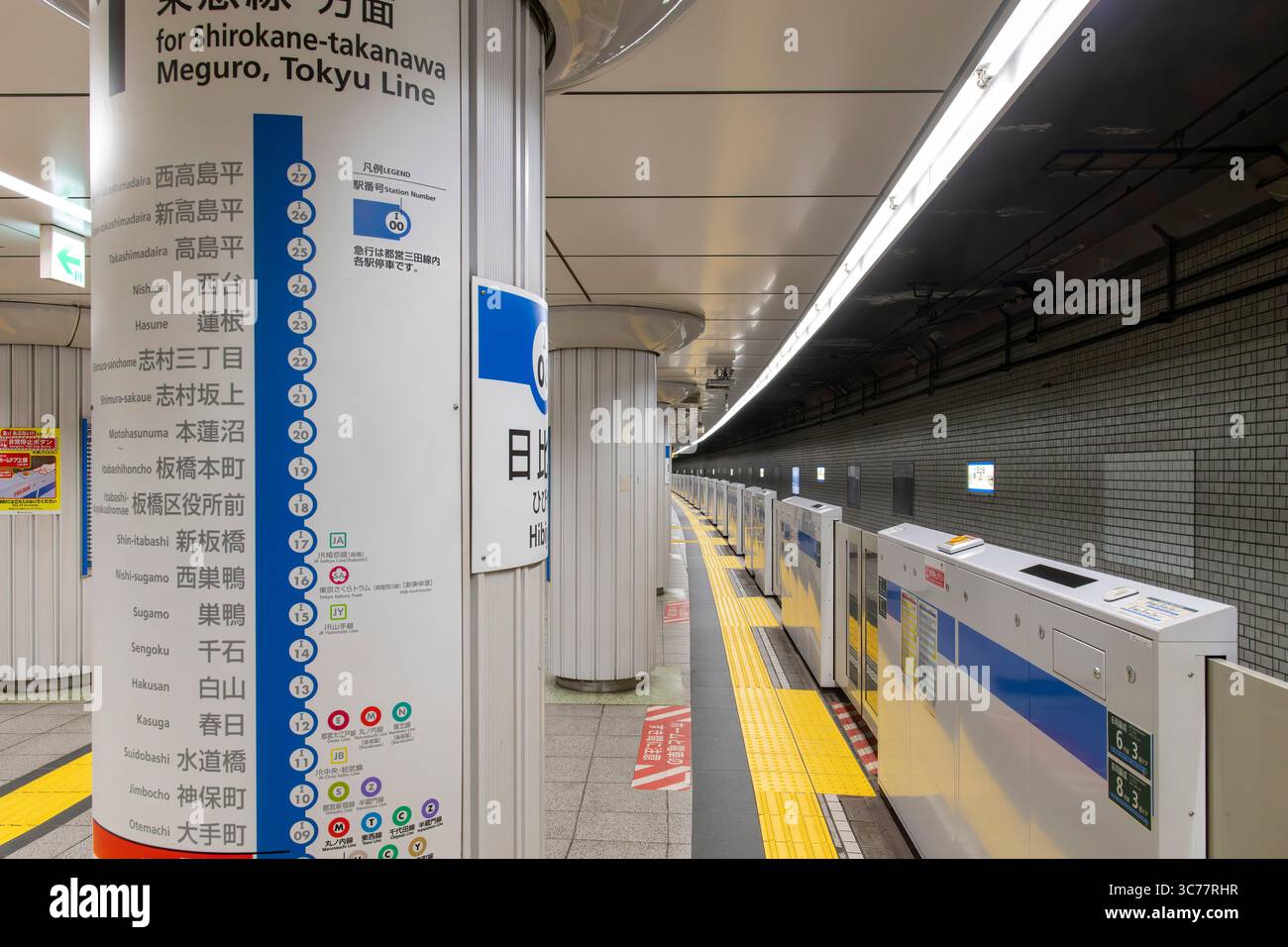 Tokio, Japan-4. Mai 2025; Bahnsteig der U-Bahn-Station Hibiya mit großem Beschilderungssystem auf einer Säule mit Stationen, Linien und Zügen und Bahnsteig f Stockfoto