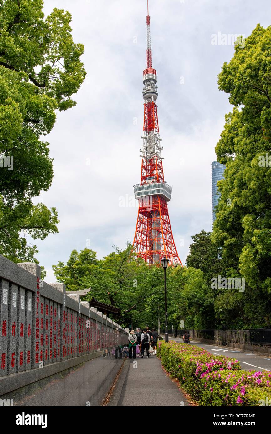 Tokio, Japan - 4. Mai 2025; Tokio Tower vom Prince Shiba Park aus gesehen Stockfoto