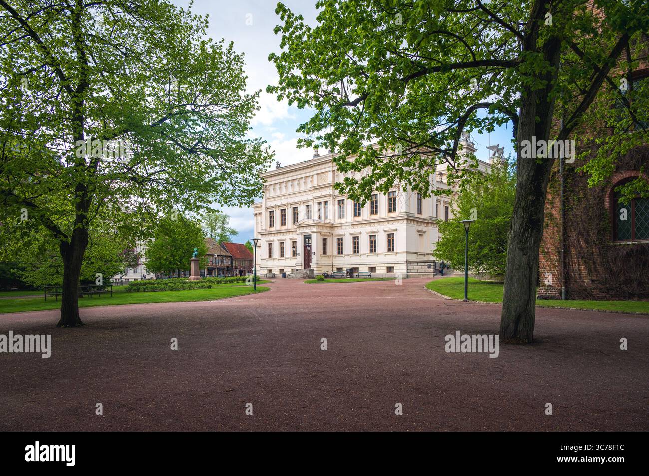 Der Park Lundagård vor dem historischen Universitätsgebäude in Lund Schweden Stockfoto