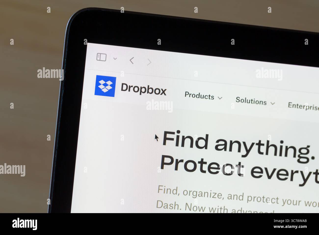 Ostersund, Schweden - 1. August 2025: Dropbox-Website. Dropbox ist ein Datei-Hosting, das einen Cloud-Speicherservice anbietet. Stockfoto