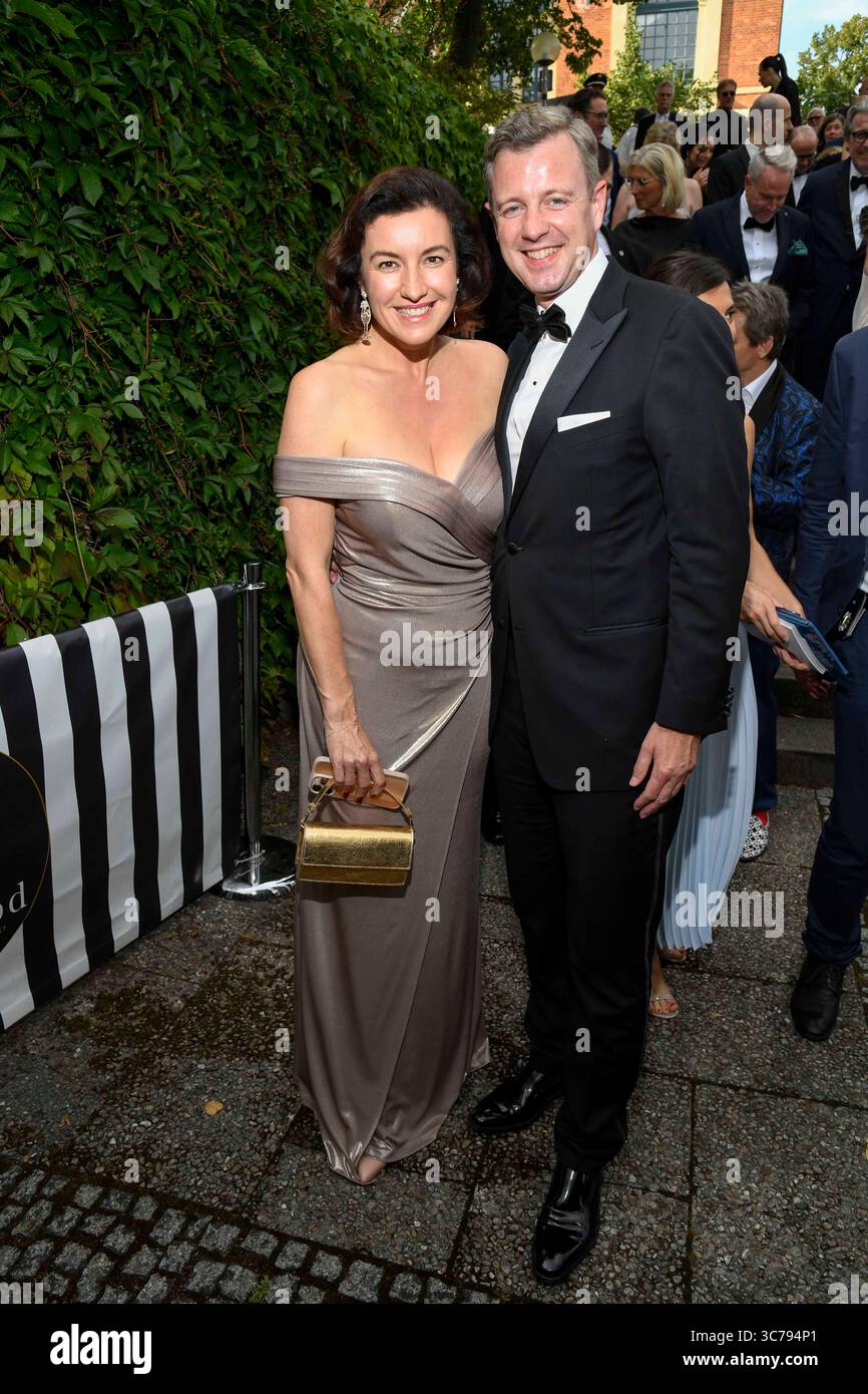 abb Dorothee Gisela Renate Maria Doro Bär Bär mit Mann Oliver Bär Bär in der Pause zu Gast im Garten vom Festspielhaus , auf dem gruenen Huegel bei der Premiere Eroeffung der Richard-Wagner-Festspiele 2025 am 2025 25.Juli 2025 in Bayreuth Bayern Deutschland *** abb Dorothee Gisela Renate Maria Doro Bär Bär Bär Bär 2025 in Bayreuth Bayern Deutschland Stockfoto