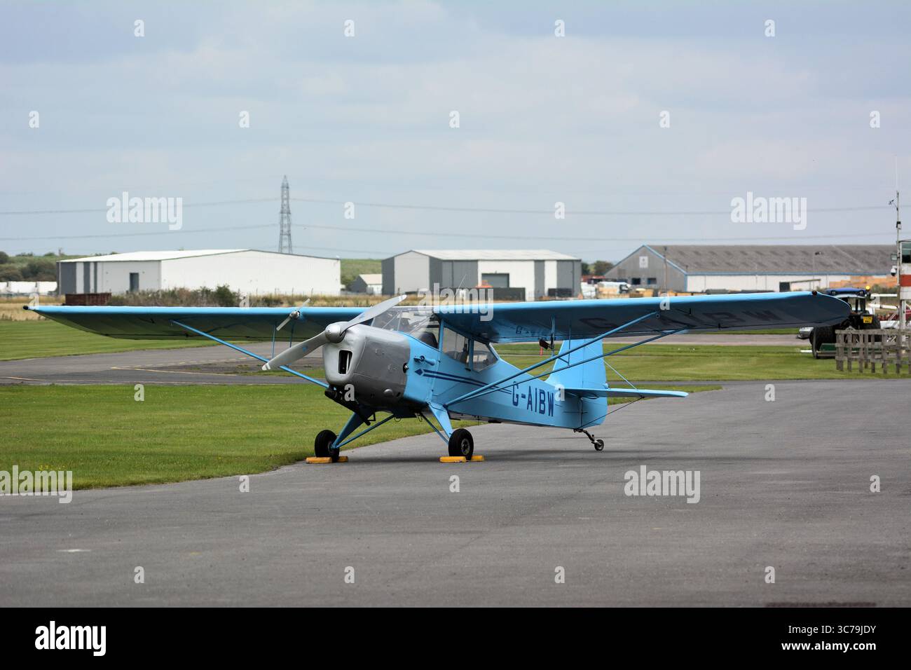 Das schöne Auster J/1N Alpha ist ein 4-sitziges Leichtflugzeug aus dem Jahr 1946, das auf dem Breighton Airfield in Yorkshire, Großbritannien gesehen wird Stockfoto
