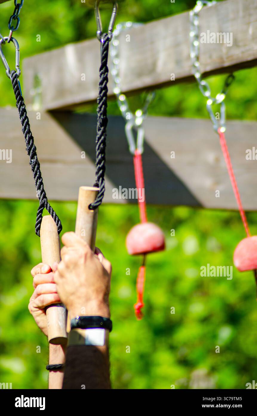 Hinderniskurs-OCR-Teilnehmer zeigen Stärke und Ausdauer. Stockfoto