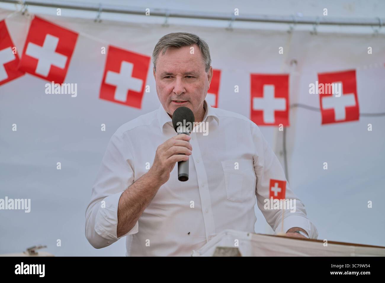 01.08.2025, 1.-August-Feier mit Festredner Werner Salzmann in Boltigen Ständerat Werner Salzmann SVP bei seinem Auftritt als Festredner bei der Bundesfeier der Gemeinde Boltigen auf Alp Schüpfe am Jaunpass. Boltigen Alp Schüpfe Bern Schweiz *** 01 08 2025, 1 August Feier mit Keynote Speaker Werner Salzmann in Boltigen Mitglied des Ständerrates Werner Salzmann SVP während seines Auftritts als Keynote Speaker bei der Bundesfeier der Gemeinde Boltigen auf der Alp Schüpfe am Jaunpass Boltigen Alp Schüpfe Bern Schweiz Stockfoto