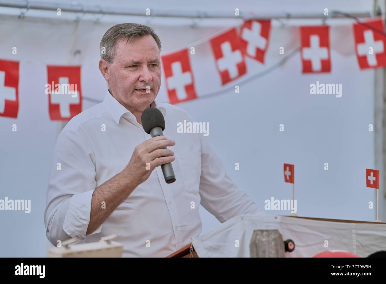 01.08.2025, 1.-August-Feier mit Festredner Werner Salzmann in Boltigen Ständerat Werner Salzmann SVP bei seinem Auftritt als Festredner bei der Bundesfeier der Gemeinde Boltigen auf Alp Schüpfe am Jaunpass. Boltigen Alp Schüpfe Bern Schweiz *** 01 08 2025, 1 August Feier mit Keynote Speaker Werner Salzmann in Boltigen Mitglied des Ständerrates Werner Salzmann SVP während seines Auftritts als Keynote Speaker bei der Bundesfeier der Gemeinde Boltigen auf der Alp Schüpfe am Jaunpass Boltigen Alp Schüpfe Bern Schweiz Stockfoto
