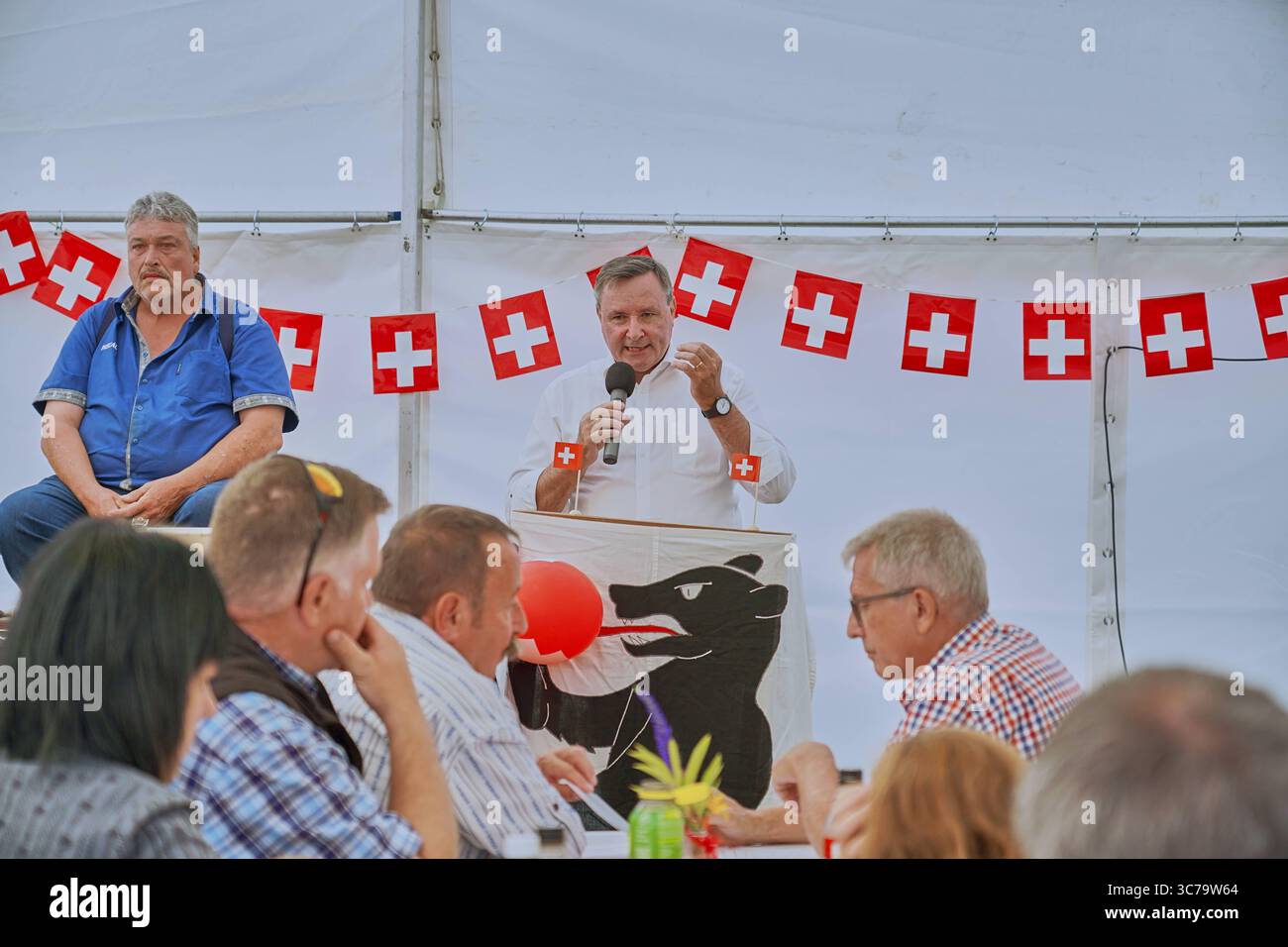 01.08.2025, 1.-August-Feier mit Festredner Werner Salzmann in Boltigen Ständerat Werner Salzmann SVP bei seinem Auftritt als Festredner bei der Bundesfeier der Gemeinde Boltigen auf Alp Schüpfe am Jaunpass. Boltigen Alp Schüpfe Bern Schweiz *** 01 08 2025, 1 August Feier mit Keynote Speaker Werner Salzmann in Boltigen Mitglied des Ständerrates Werner Salzmann SVP während seines Auftritts als Keynote Speaker bei der Bundesfeier der Gemeinde Boltigen auf der Alp Schüpfe am Jaunpass Boltigen Alp Schüpfe Bern Schweiz Stockfoto